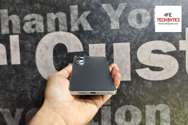 S25 Edge मध्ये 3900mAh क्षमतेची बॅटरी आहे, जी 25W वायर्ड फास्ट चार्जिंग, वायरलेस चार्जिंग आणि रिव्हर्स वायरलेस चार्जिंगला सपोर्ट करते, कनेक्टिव्हिटी पर्यायांमध्ये यात Wi-Fi 7, ब्लूटूथ 5.4, 5G आणि NFC चा समावेश आहे. (PC : The Financial Express)