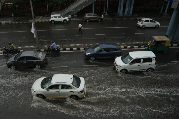 आयएमडीने नोंदवलेल्या पावसाळ्याच्या सुरुवातीच्या अंदाजानुसार, दिल्ली एनसीआरमध्ये अजूनही उन्हाळा आहे. वारंवार होणाऱ्या पावसामुळे दैनंदिन जीवन विस्कळीत होत असल्याने आणि नुकसान होत असल्याने, रहिवासी येत्या पावसाळ्याच्या हंगामाची चिंता व्यक्त करत आहेत. (Image: PTI)