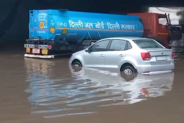 द्वारका फ्लायओव्हर अंडरपासच्या पुढील रस्त्यांवर मोठे पाणी साचले होते, त्यामुळे प्रवासी अडकले होते आणि गाड्या अर्ध्या पाण्यात बुडाल्या होत्या. (Image: ANI)