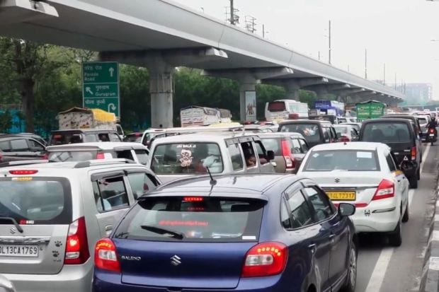 दिल्ली एनसीआरमध्ये मोठ्या प्रमाणात वाहतूक विस्कळीत झाल्याचे दिसले. परेड रोड अंडरपास पूर्णपणे बंद करण्यात आला होता. (Image: PTI)
