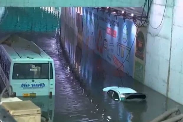 दिल्ली कॅन्टोन्मेंट उड्डाणपुलाखाली एक संपूर्ण कार आणि एक बस पूर्णपणे बुडाली. दोन्ही वाहनांचे पूर्णपणे नुकसान झाले आहे. (Image: ANI)