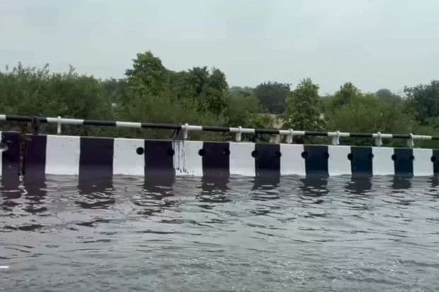 नवी दिल्ली विमानतळाकडे जाणारा रस्ता तुंबला होता आणि प्रवाशांना मोठा विलंब सहन करावा लागला. आयजीआय विमानतळाने सूचना दिल्या आहेत. (Image: ANI)