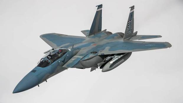 F-15EX Eagle II ही प्रतिष्ठित F-15 ची सर्वात प्रगत आवृत्ती मानली जाते, जी आधुनिक आणि भविष्यातील लढाऊ आव्हानांना तोंड देण्यासाठी मोठ्या प्रमाणात अपग्रेड केली गेली आहे. (Photo source: Wikipedia)