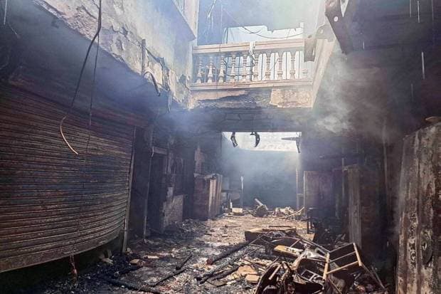 चारमिनारजवळील गुलजार हाऊसला आग लागल्यानंतर जळून खाक झालेल्या अवशेषांचे दृश्य. (Photo source: ANI)