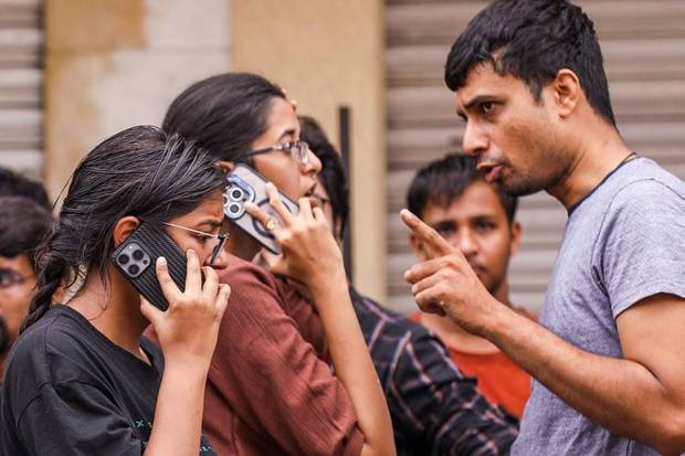 तेलंगणातील हैदराबादमधील ओल्ड सिटी एरियामधील गुलजार हौजजवळील या इमारतीला आग लागल्याने लोकांमध्ये घबराट पसरली आहे. (Photo source: PTI)