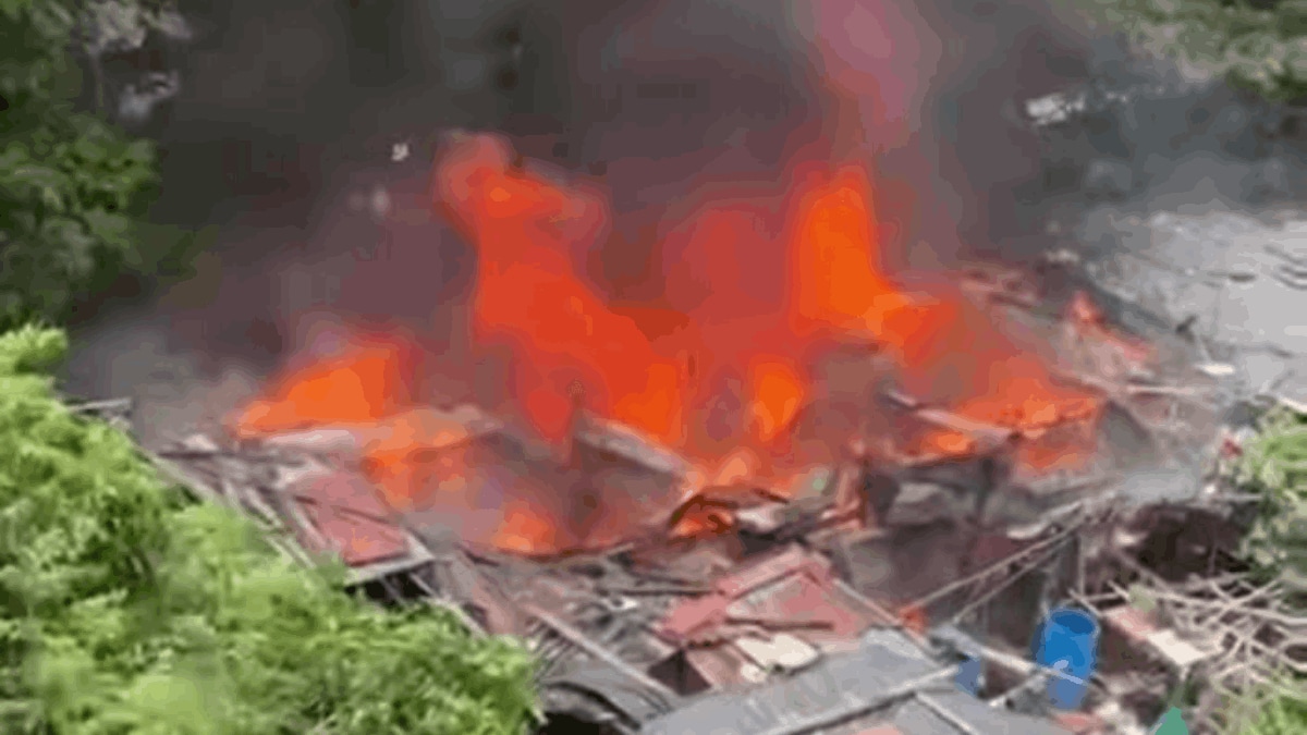 Gas cylinder blast in Mira Road slum area 8 to 10 huts burnt in fire