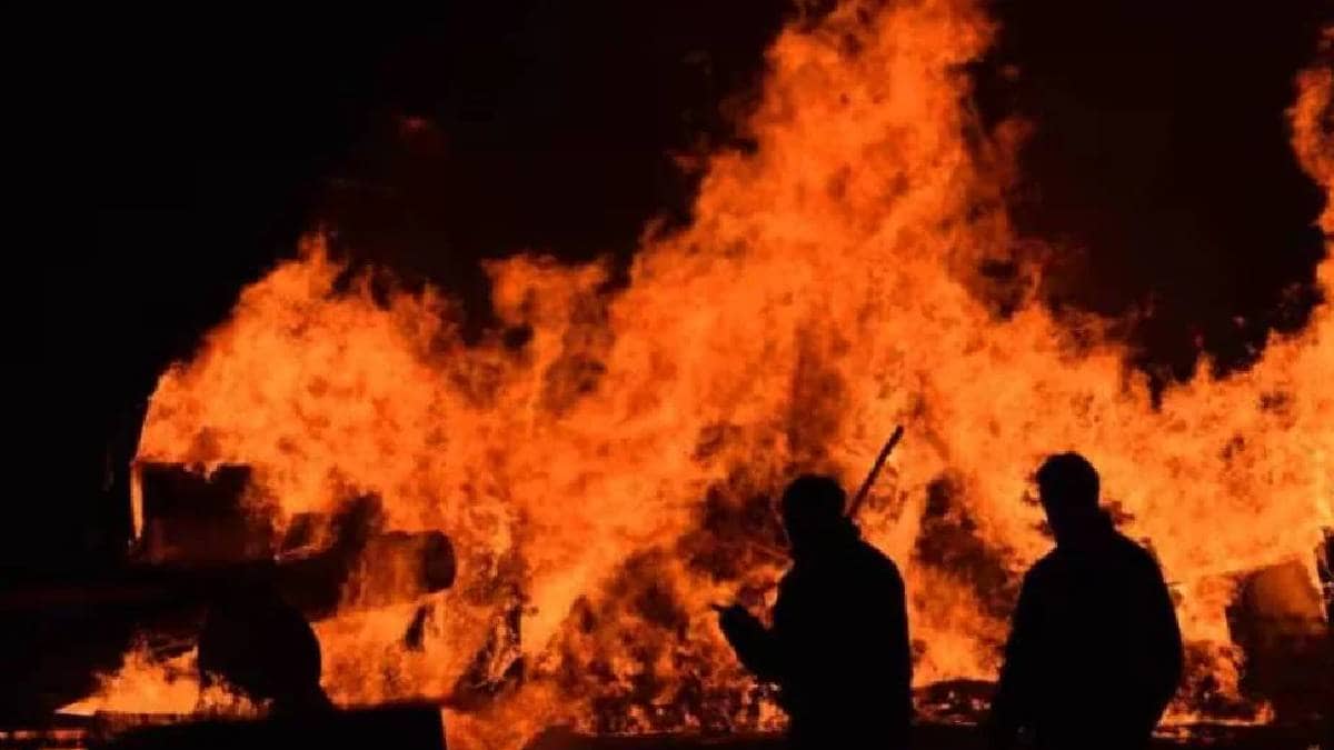 Massive fire breaks out at industrial building in Kandivali Mumbai