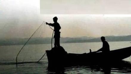 unseasonal rains impact on fishing causes loss to fishermen news in marathi
