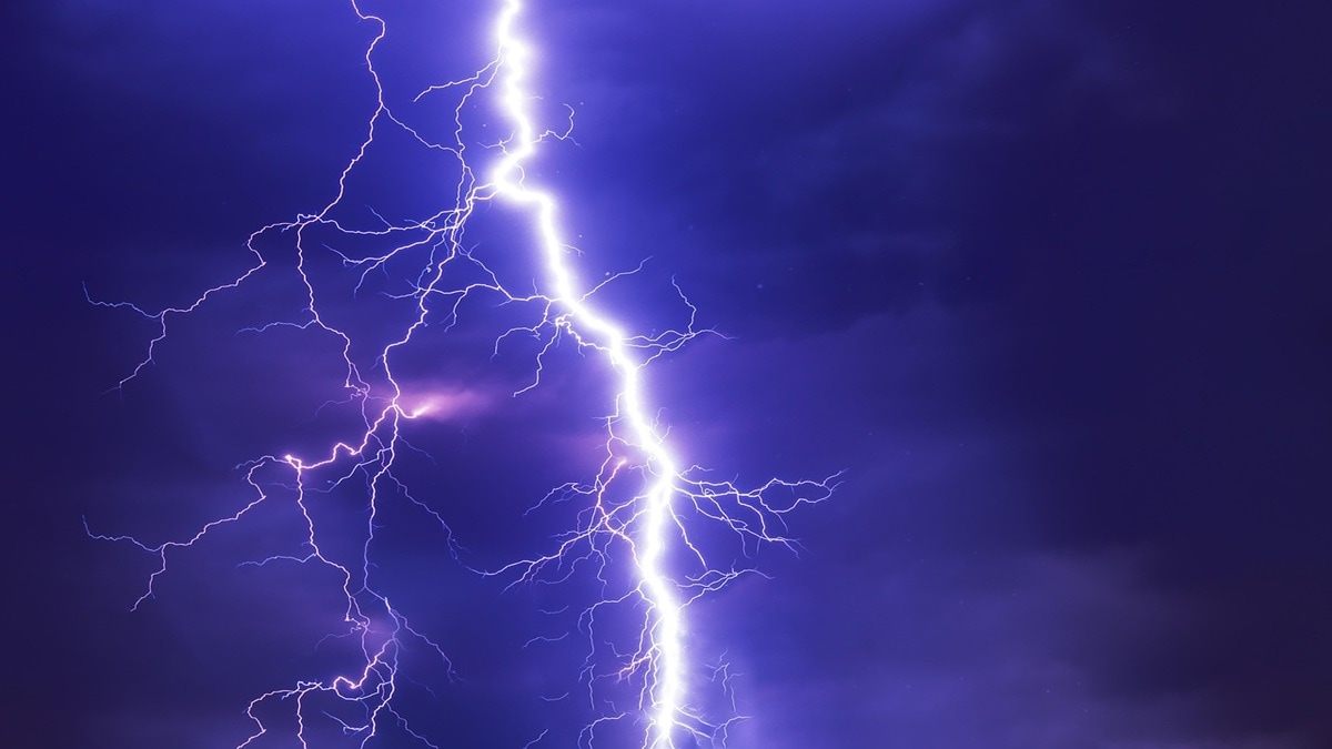 Woman died , struck by lightning ,