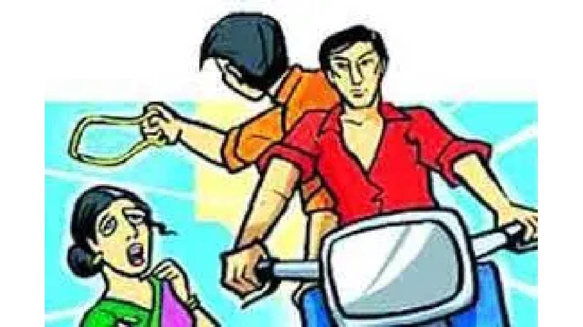 An elderly woman was forcibly robbed of three and a half tolas of gold jewelry on her body on the Solapur Pune highway