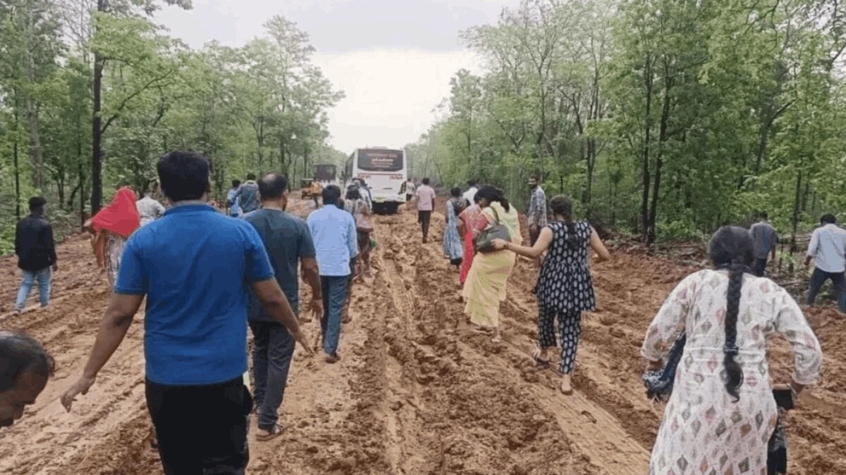 condition of national highway in Devendra Fadnavis Steel City is very bad citizens expressed anger