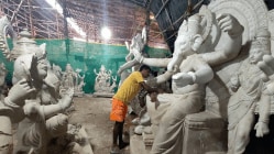 पीओपी बंदमुळे उंच गणेशमूर्ती साकारणे अशक्य, सुवर्णमध्य काढण्याची सार्वजनिक गणेशोत्सव समन्वय समितीची मागणी