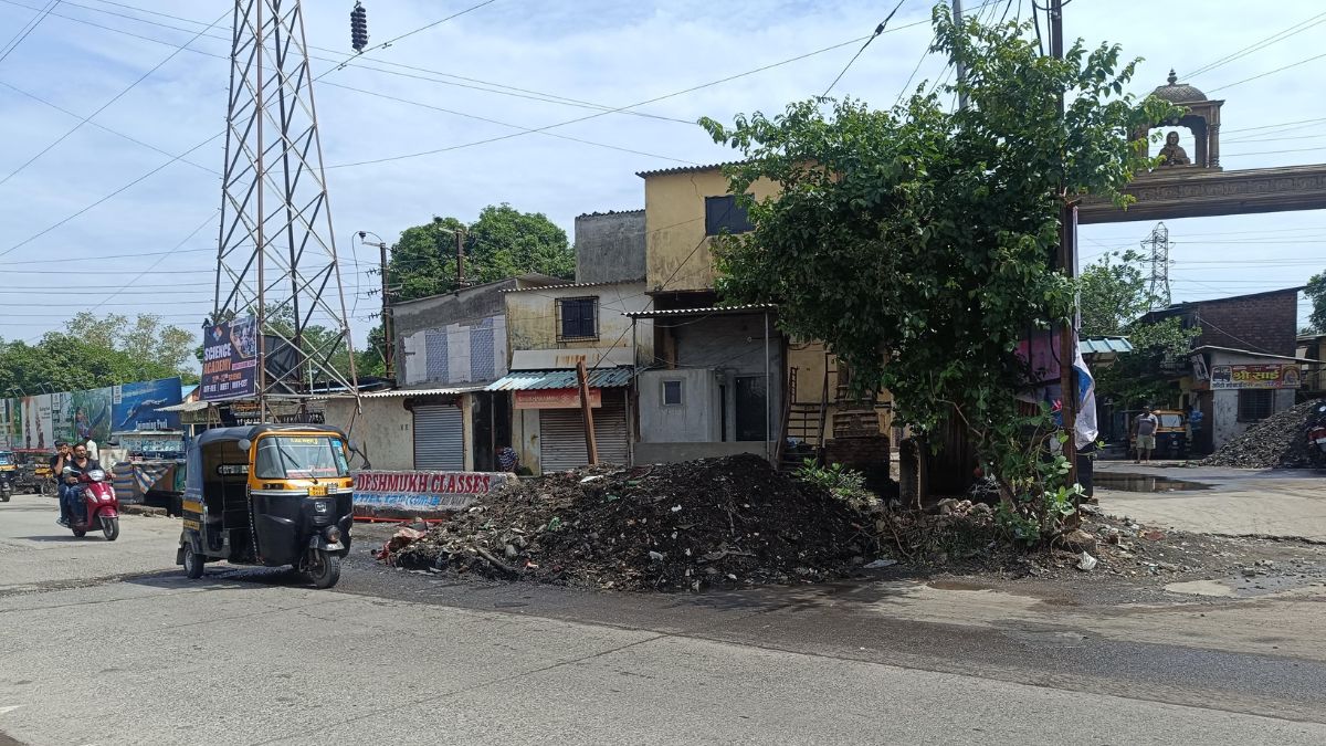 thane ambernath drain waste on kalyan badlapur road traffic jam
