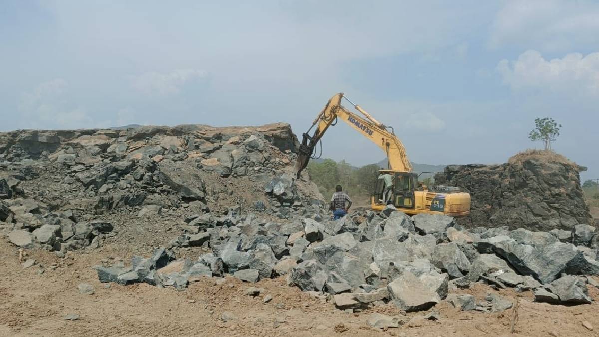 It has been revealed that gelatin rods from Gujarat are being illegally used for the production of stone and gravel in Palghar district