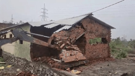 Illegal huts along the Kalu river in Titwala demolished