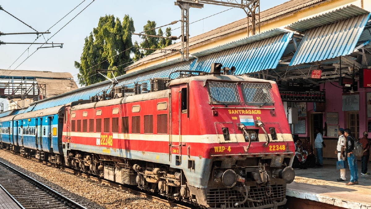 fight broke out in a train compartment after a child on the upper berth urinated