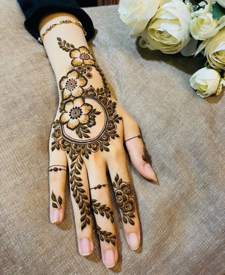 Best Mehndi Designs to Match Your Engagement Gown
