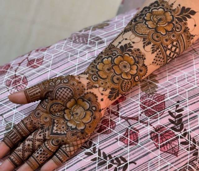 Modern mehandi design for sister-in-law