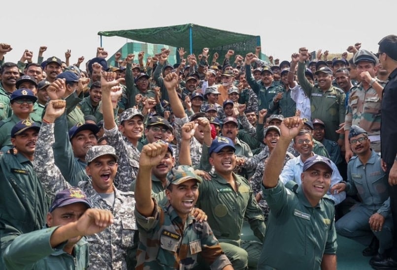 PM Modi Meets Soldiers