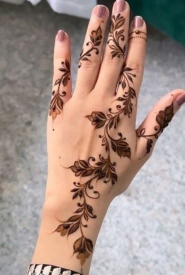 How to choose mehndi design for engagement dress