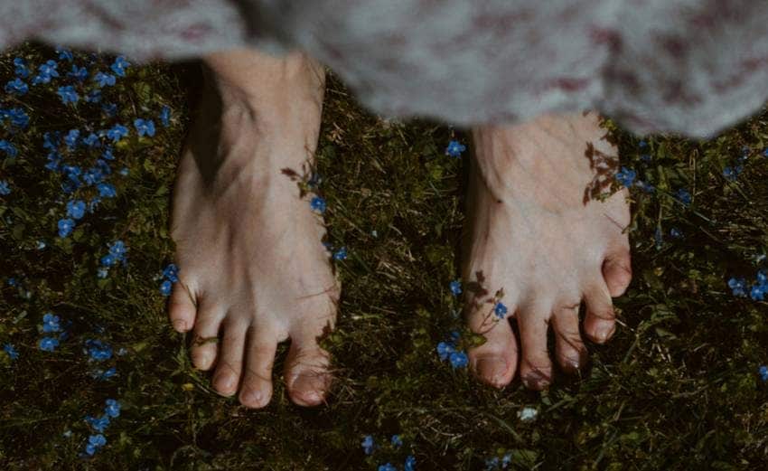 benefits of walking barefoot