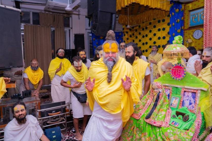 Which mantras should be chanted during the puja
