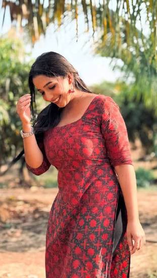 marathi actress ishaa Sanjay romantic photoshoot