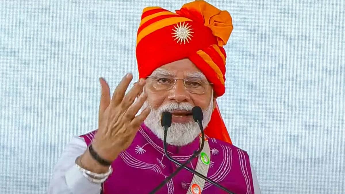 Modi attacks Pakistan in road show in Gujarat