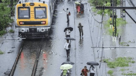 Due to mumbai rain Central Railway services suspended