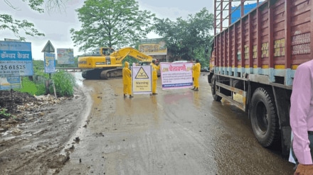 Kalyan city highway is closed as water has risen under the Rayate bridge. Due to heavy rain in Raigad district, the water level of the Ulhas River has increased