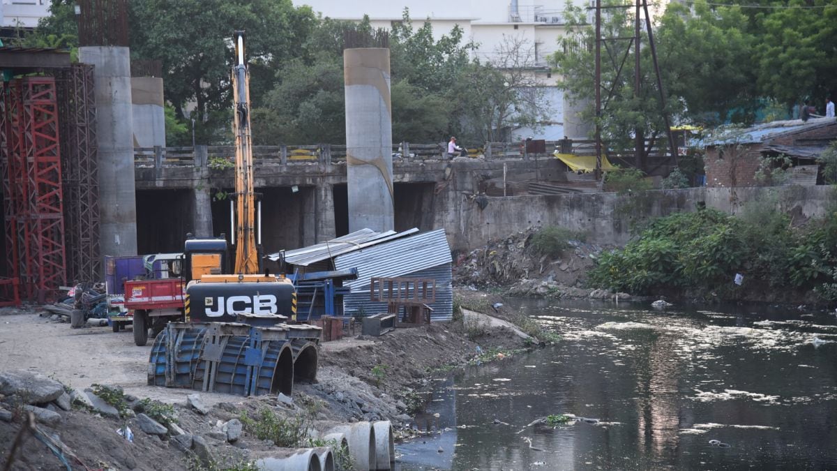 Nagpur Cement pillars in nag river nitin Gadkari dream project