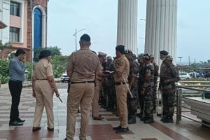 palghar anonymous email bomb threat at collector office