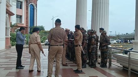 palghar anonymous email bomb threat at collector office