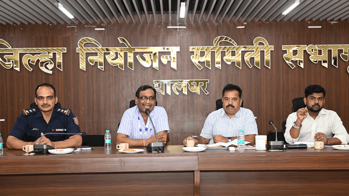 training program held at District Collector office to ensure safety of people living near Tarapur Nuclear Plant related mock drill