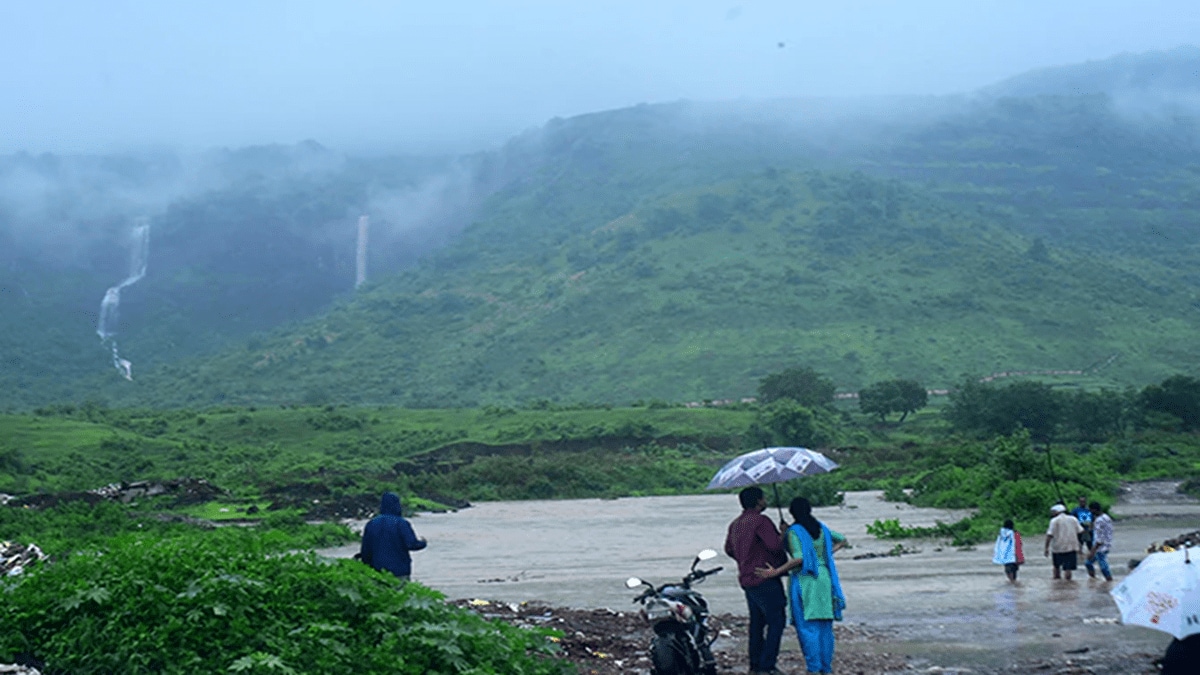 youths trapped on Pandavkada, Pandavkada news,