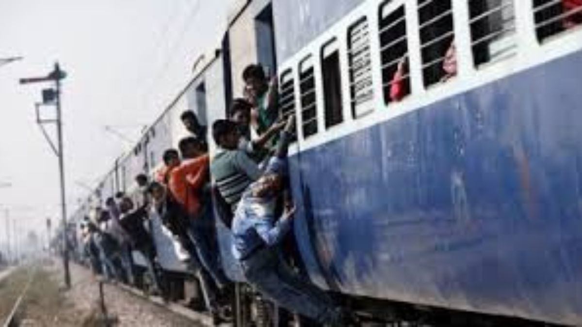 Amravati Railway Protection Force took action against 1,678 people who violated rules in April