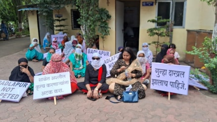 In Kalyan East, a protest is being held so that a police case is filed against school owners who did obscene acts in the school