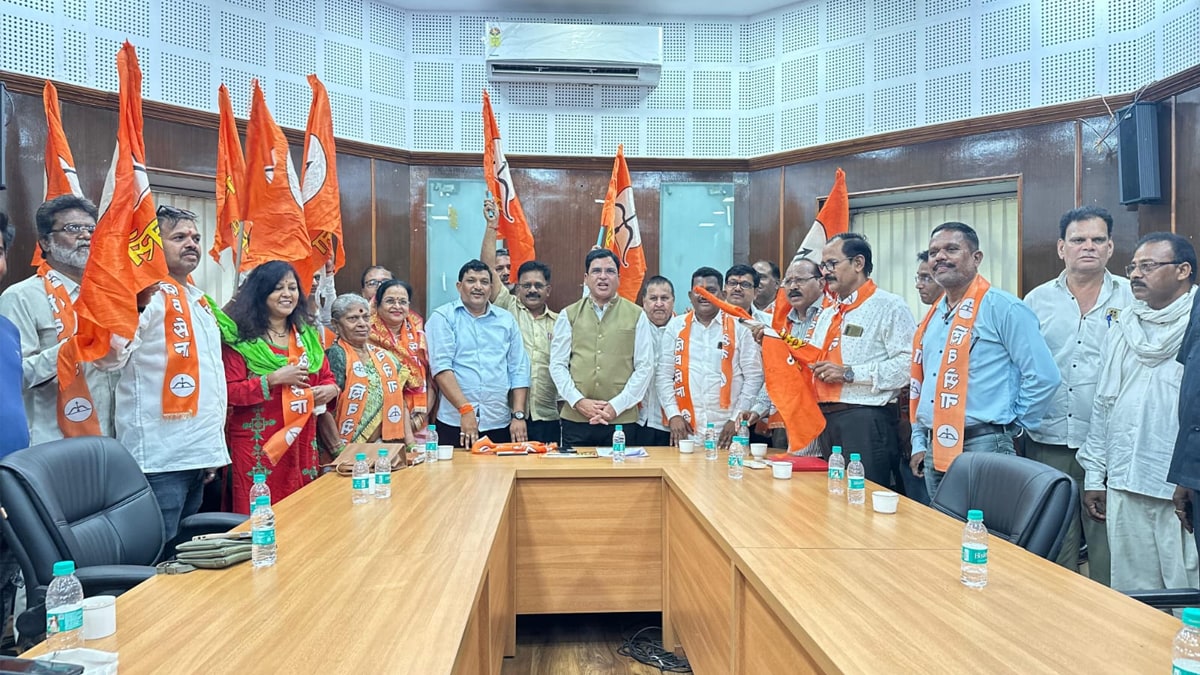 Datta Meghe’s close supporter, former Deputy Mayor Raghunath Malikar, joins the Shinde group