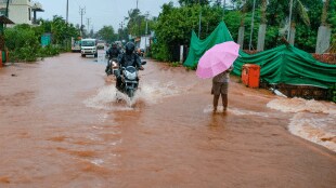 Raigad district recorded heavy rainfall for the second consecutive day, with an average of 160 millimeters of rain in 24 hours
