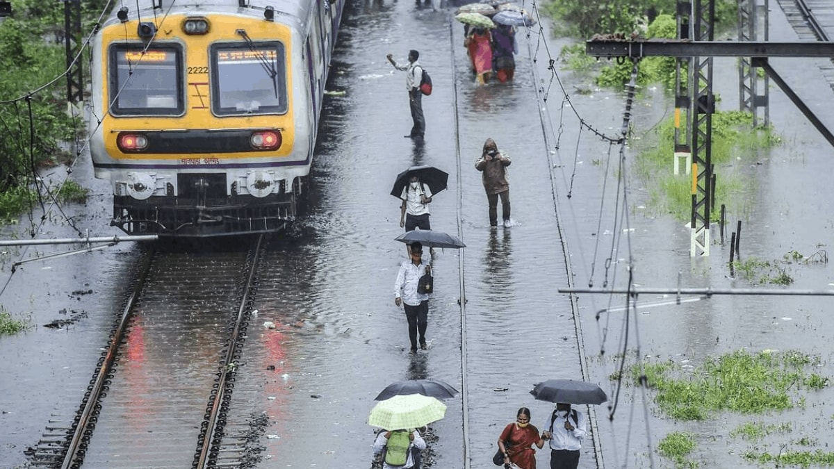 Mumbai rain CSMT to Wadala Road local service closed water accumulated on railway tracks at Masjid, Byculla, Dadar, Matunga, Badlapur Maharashtra Breaking News Live Updates