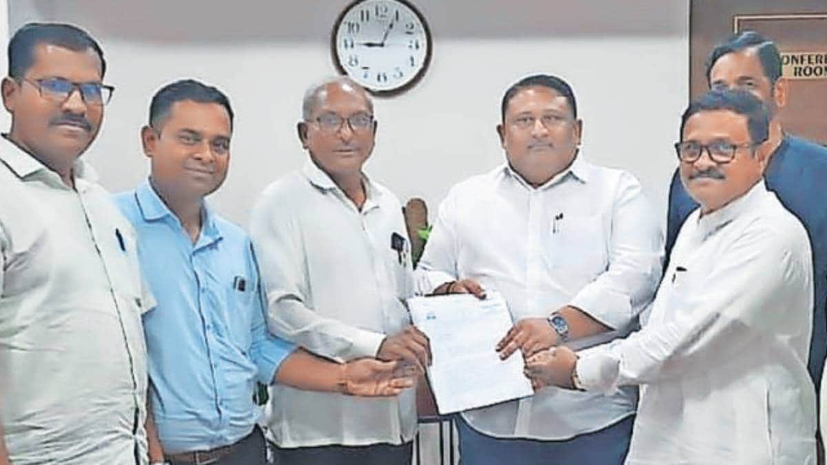 independent newspaper vendors board news in marathi