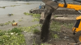 In Dombivli's Mothagaon Retibandar area, sand worth ₹12 lakh belonging to sand smugglers was dumped in the water; action taken by the Dombivli Revenue Department