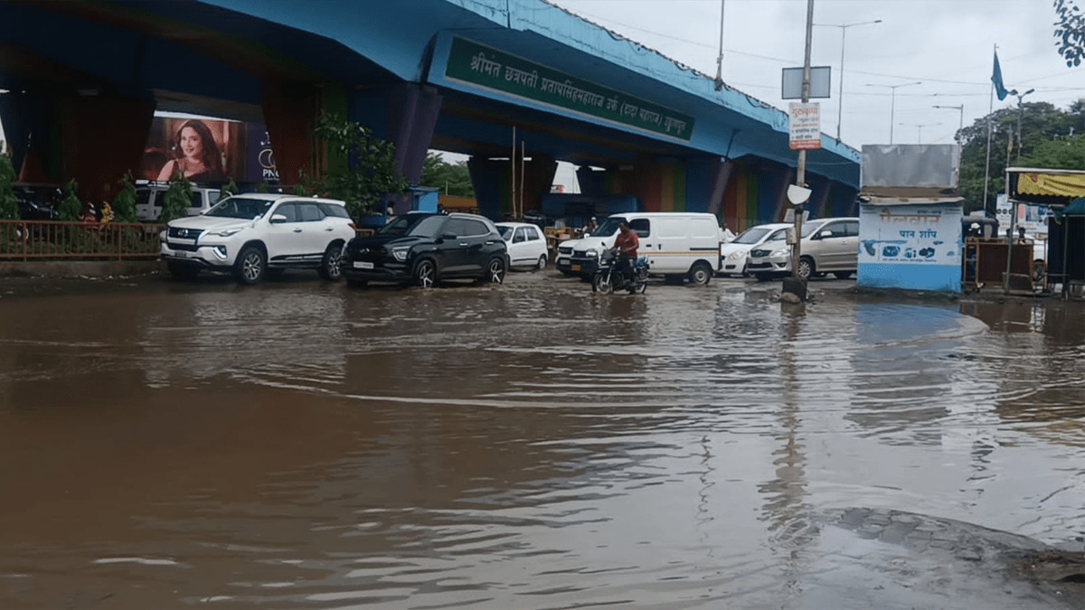 Heavy rain in Satara flooded roads and damaged houses; daily life in the district has been disrupted