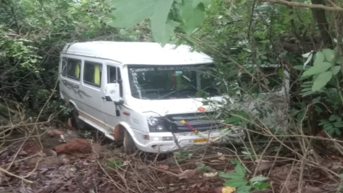 satara vajrai waterfall bus accident 5 tourists injured