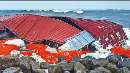 cargo ship sinks in Kerala,