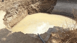 सोलापूरजवळ विहिरीत पोहताना दगडी भिंतीचा कठडा ढासळून दोन मुले ढिगा-यात सापडली