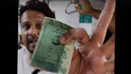 Video : एसी लोकलमध्ये मध्य रेल्वे कर्मचाऱ्यांचा ‘फ्री पास’ ? प्रवासी टिसीला जाब विचारातानाच व्हिडिओ व्हायरल