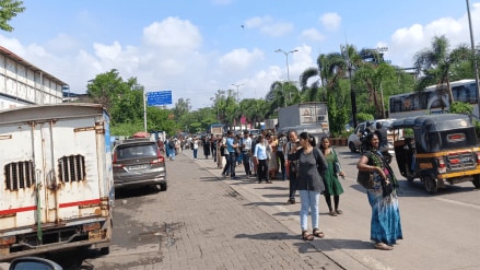 Due to the railway service being stopped, there was a traffic jam on the Thane-Belapur road, with long lines of vehicles from CIDCO to Dighe, causing trouble for commuters