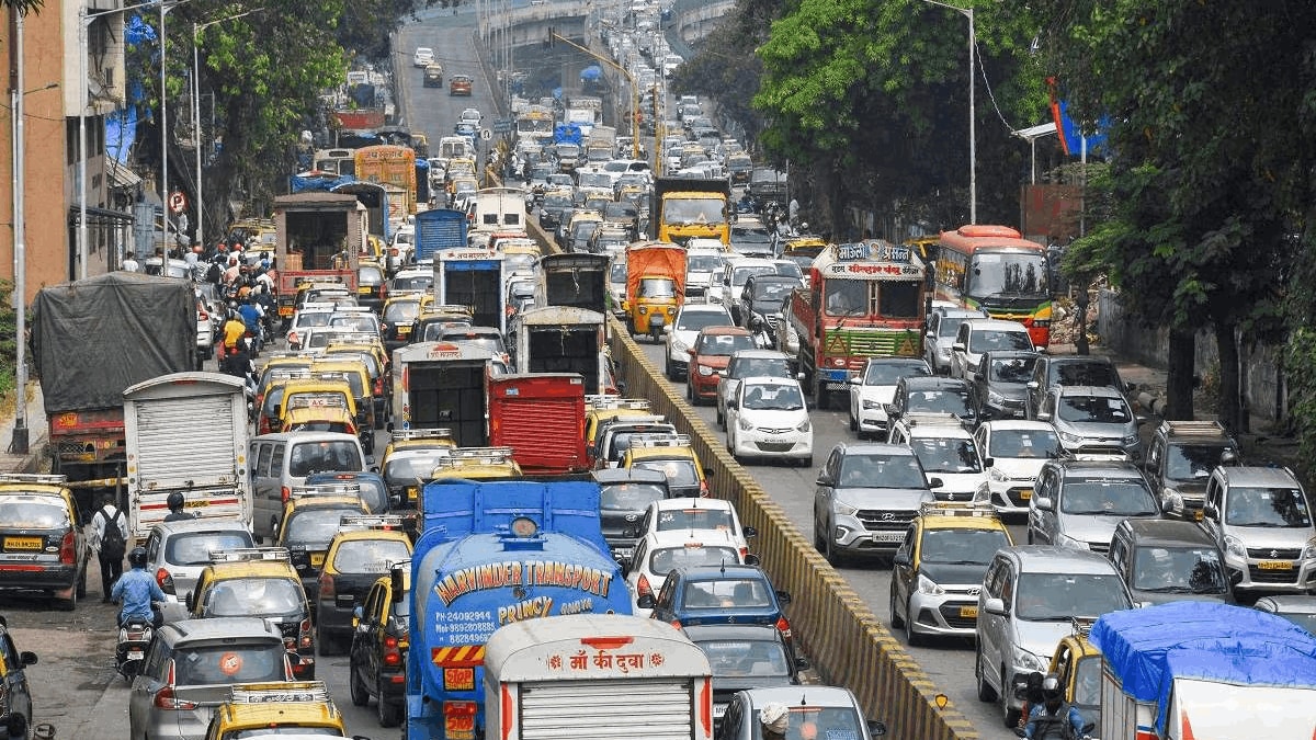 Traffic jam on Mumbai-Nashik highway due to potholes