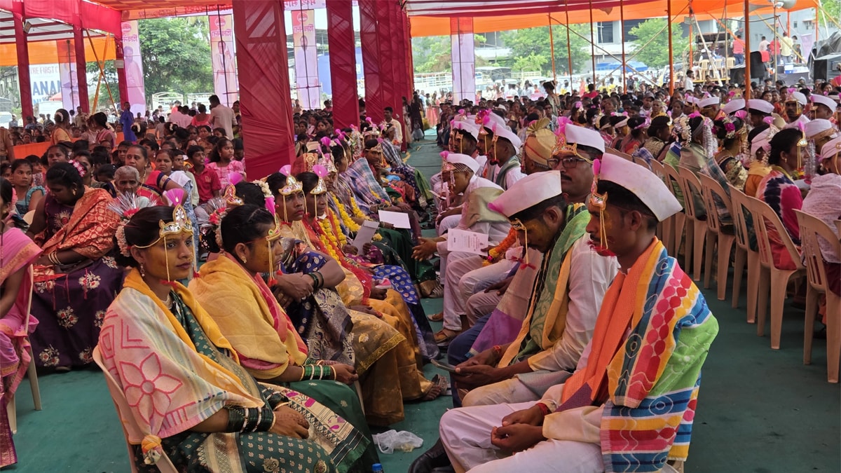 In Boisar, 175 tribal bride and groom couples got married together in the same wedding mandap